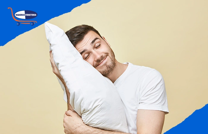 Hombre abrazando almohada