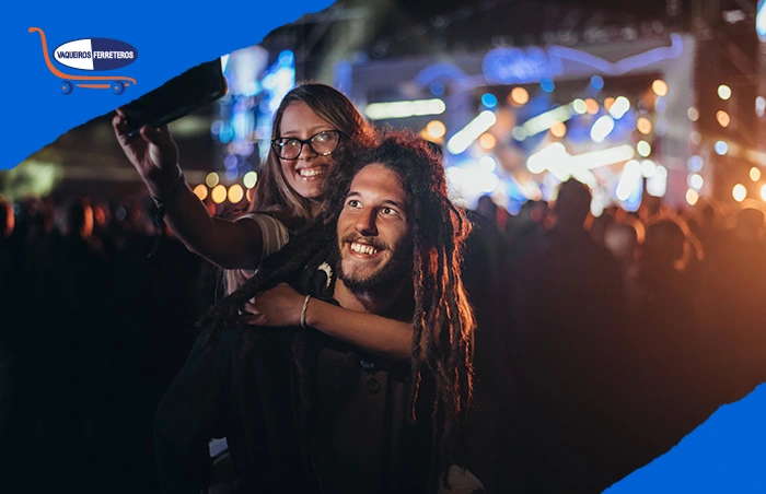 Pareja tomándose una foto en festival