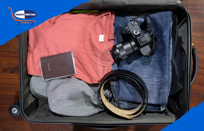 Maleta con ropa, pasaporte, cámara y cinturón
