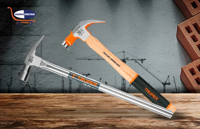 Dos martillos, uno con cabo de madera y otro metálico