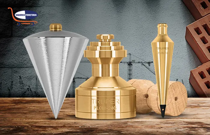 Varios tipos de plomadas sobre una superficie