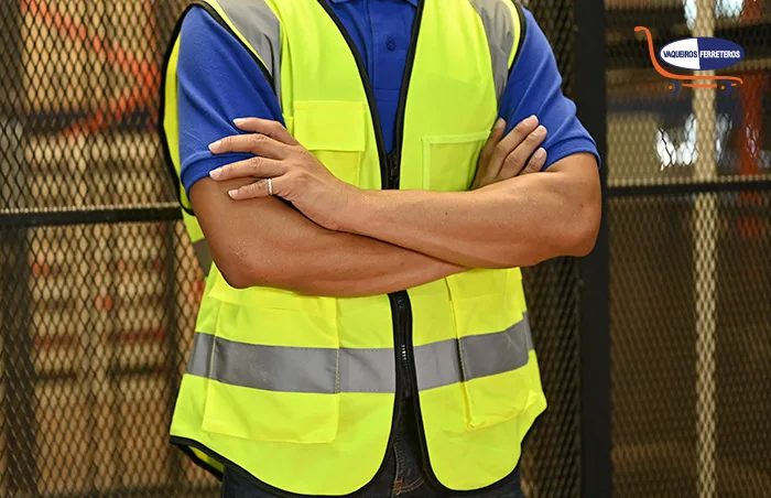 Trabajador con chaleco reflectante, un equipo de seguridad personal que ayuda a que los montacargas lo puedan ver.